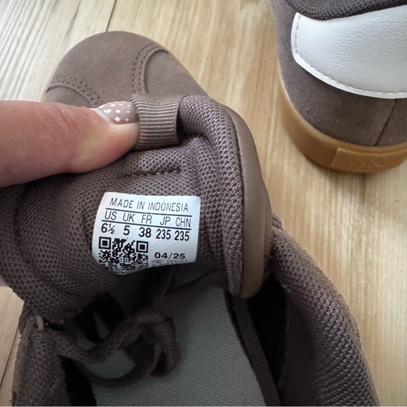 Adidas brown shoes - Picture 4 of 4